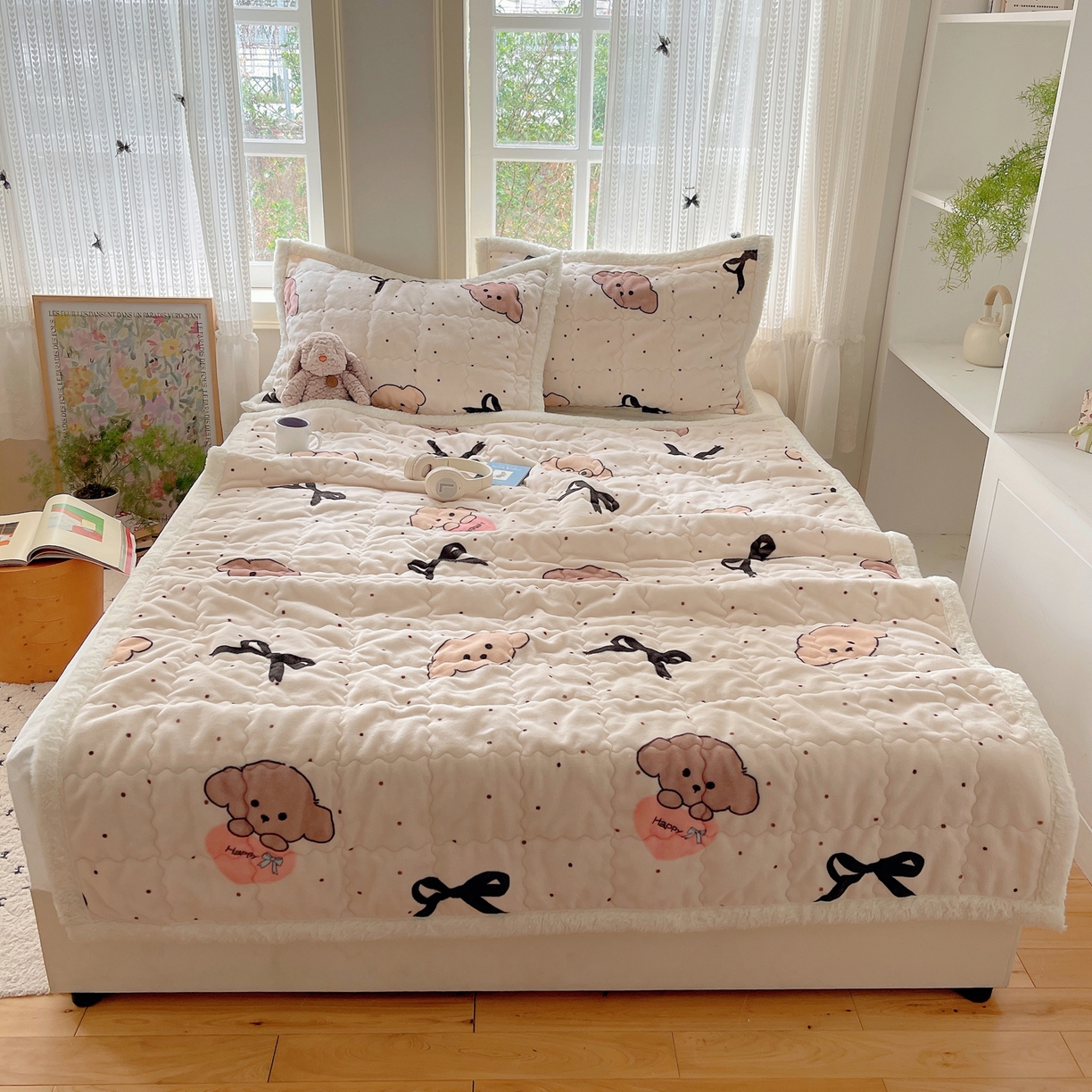 91家纺网 家纺一手货源 找家纺 红嘴企鹅 2025新款高克重牛奶绒印花床护垫床褥 蝴蝶结狗狗