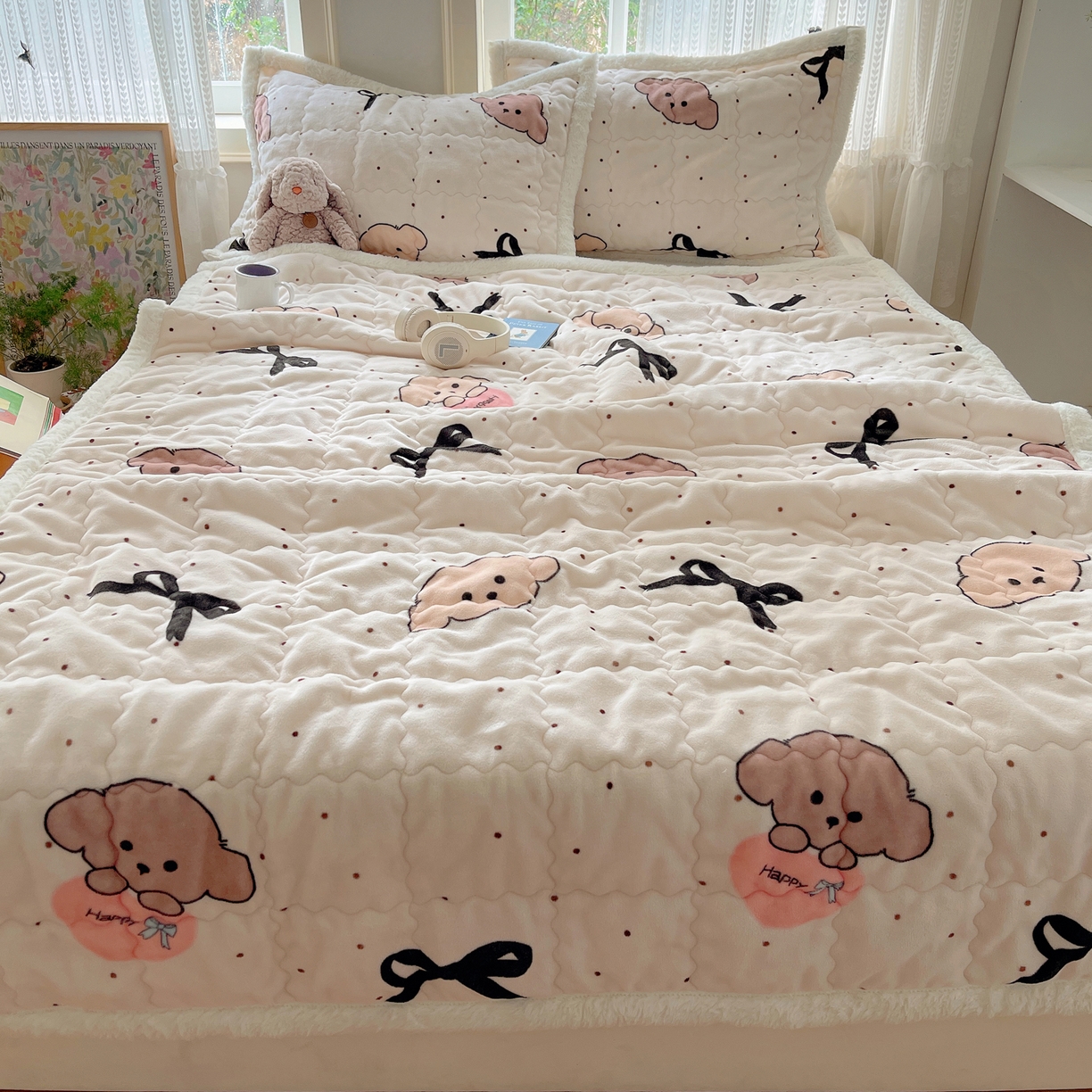 91家纺网 家纺一手货源 找家纺 红嘴企鹅 2025新款高克重牛奶绒印花床护垫床褥 蝴蝶结狗狗