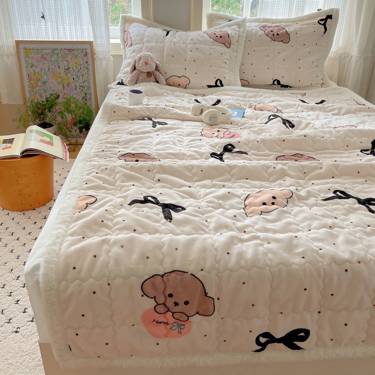 91家纺网 家纺一手货源 找家纺 红嘴企鹅 2025新款高克重牛奶绒印花床护垫床褥 蝴蝶结狗狗