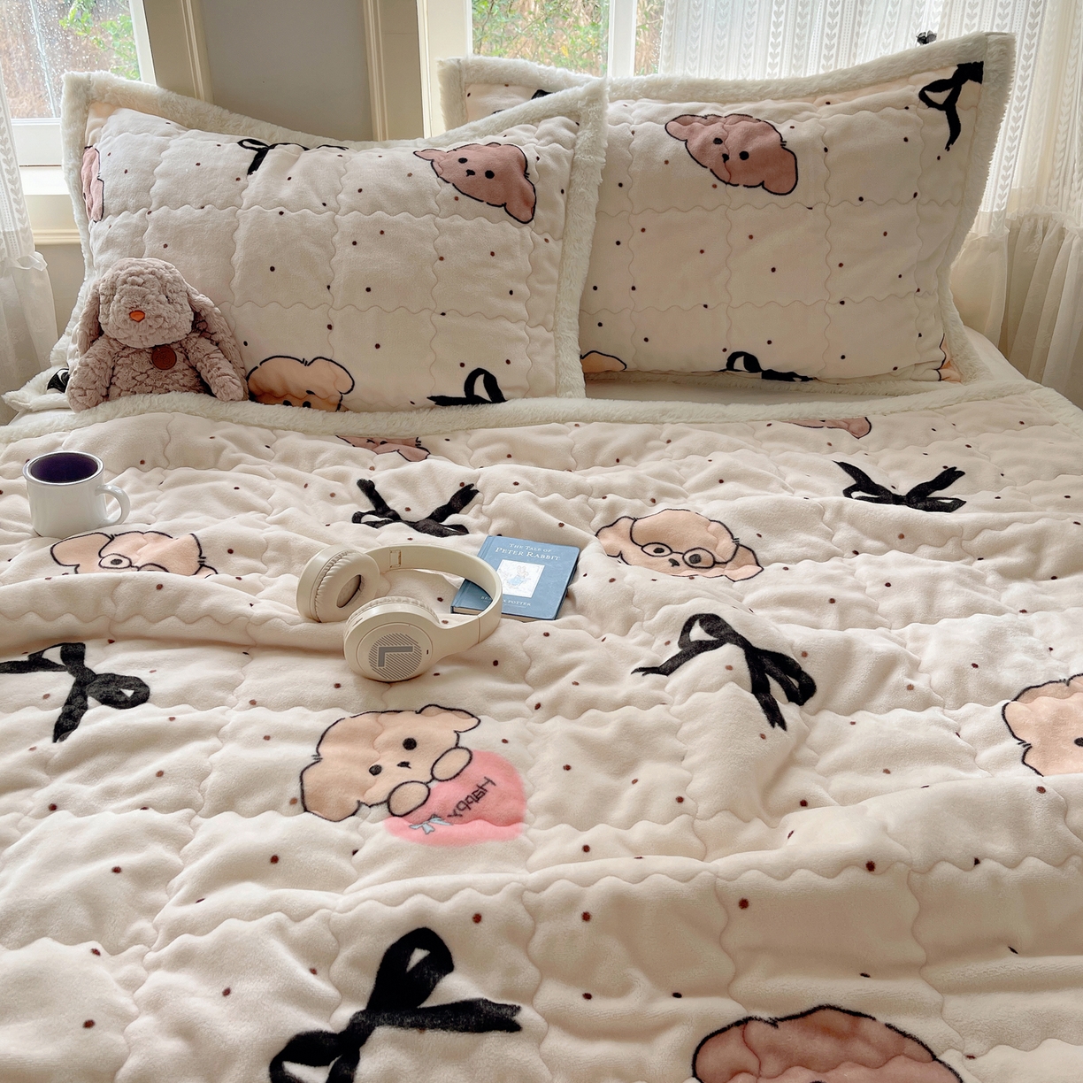 91家纺网 家纺一手货源 找家纺 红嘴企鹅 2025新款高克重牛奶绒印花床护垫床褥 蝴蝶结狗狗