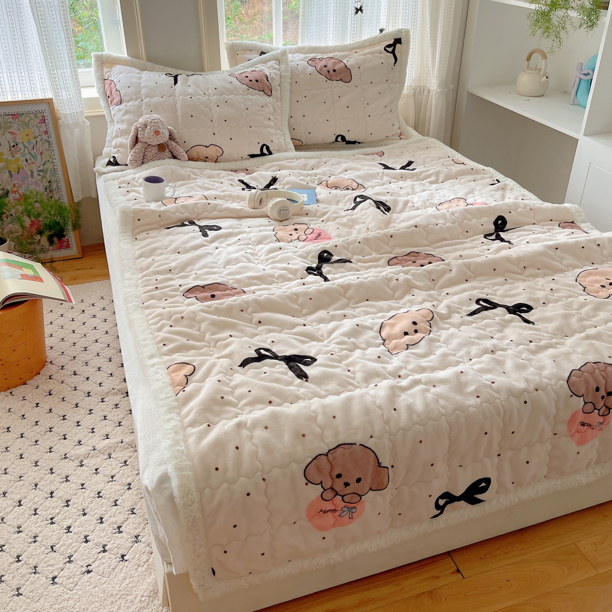 91家纺网 家纺一手货源 找家纺 红嘴企鹅 2025新款高克重牛奶绒印花床护垫床褥 蝴蝶结狗狗