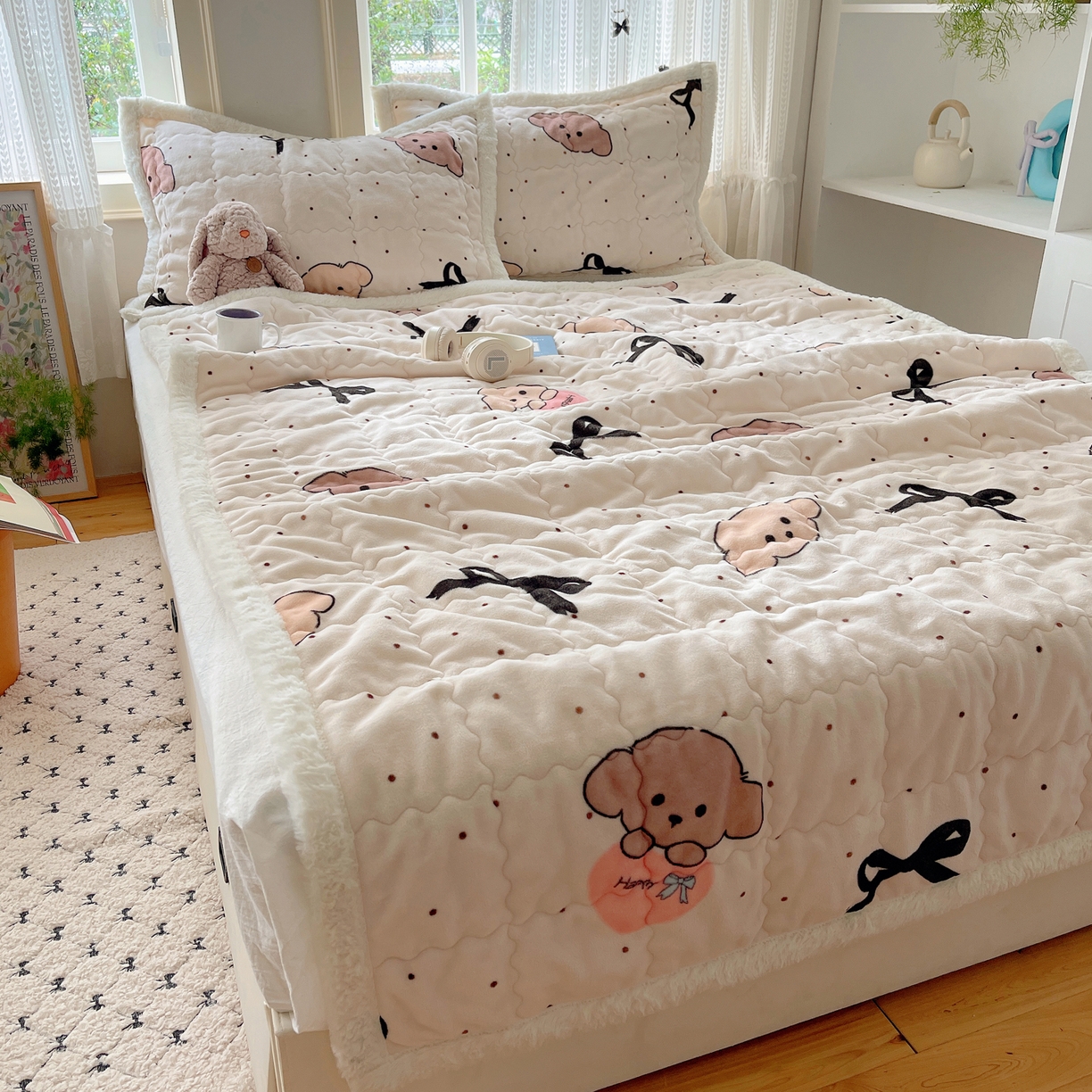 91家纺网 家纺一手货源 找家纺 红嘴企鹅 2025新款高克重牛奶绒印花床护垫床褥 蝴蝶结狗狗