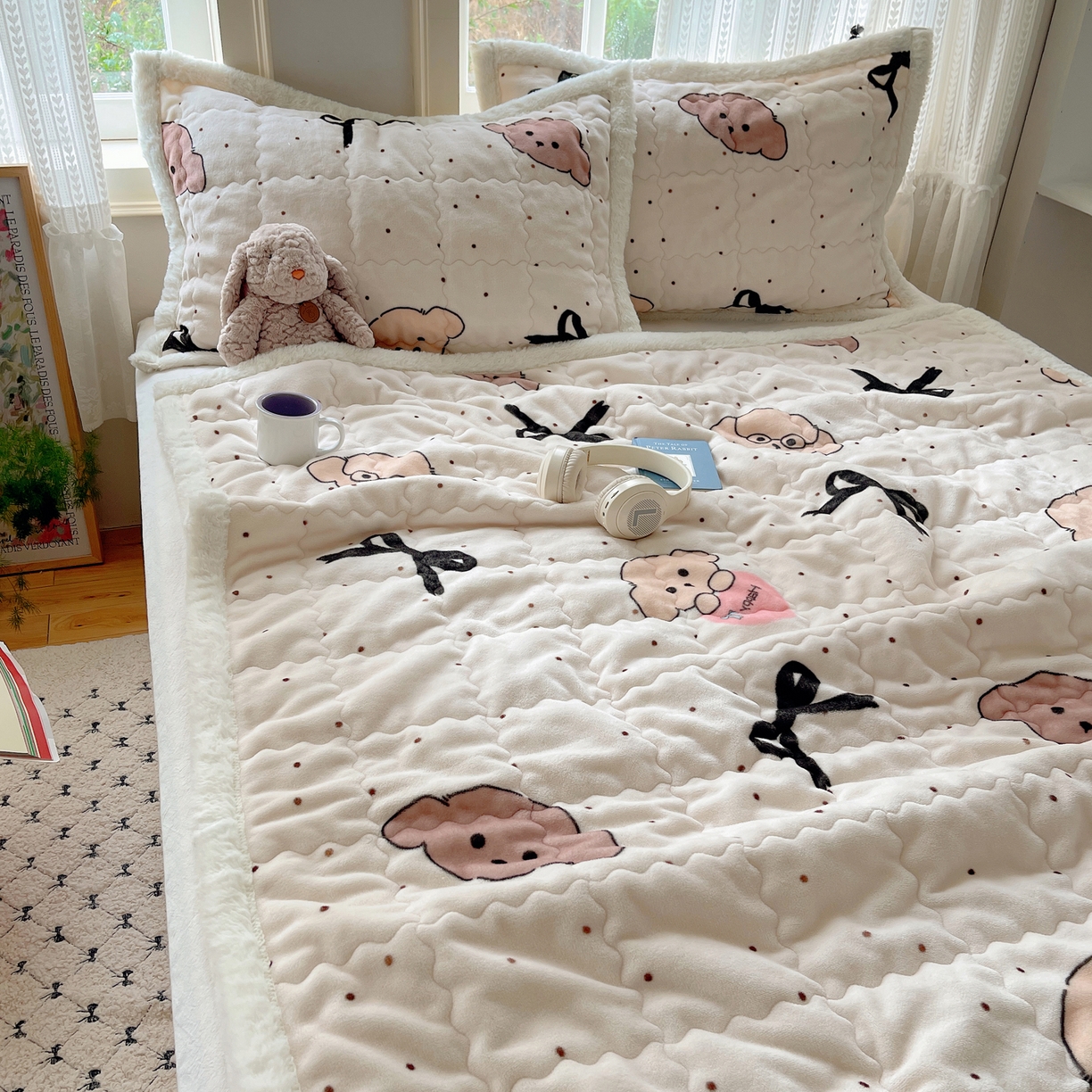 91家纺网 家纺一手货源 找家纺 红嘴企鹅 2025新款高克重牛奶绒印花床护垫床褥 蝴蝶结狗狗