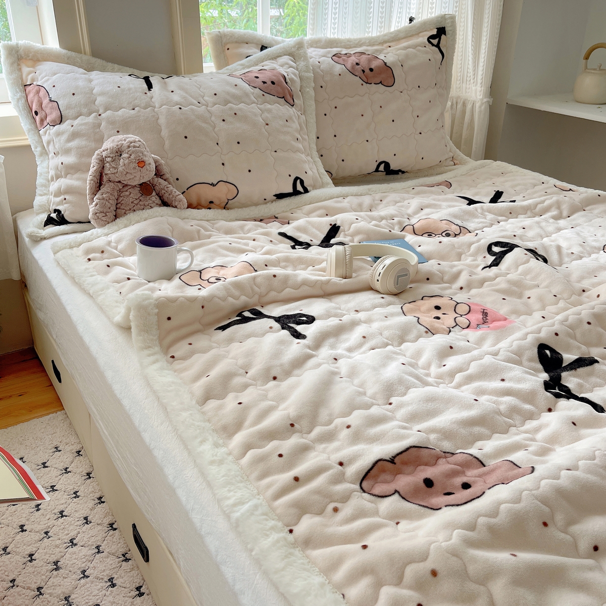 91家纺网 家纺一手货源 找家纺 红嘴企鹅 2025新款高克重牛奶绒印花床护垫床褥 蝴蝶结狗狗