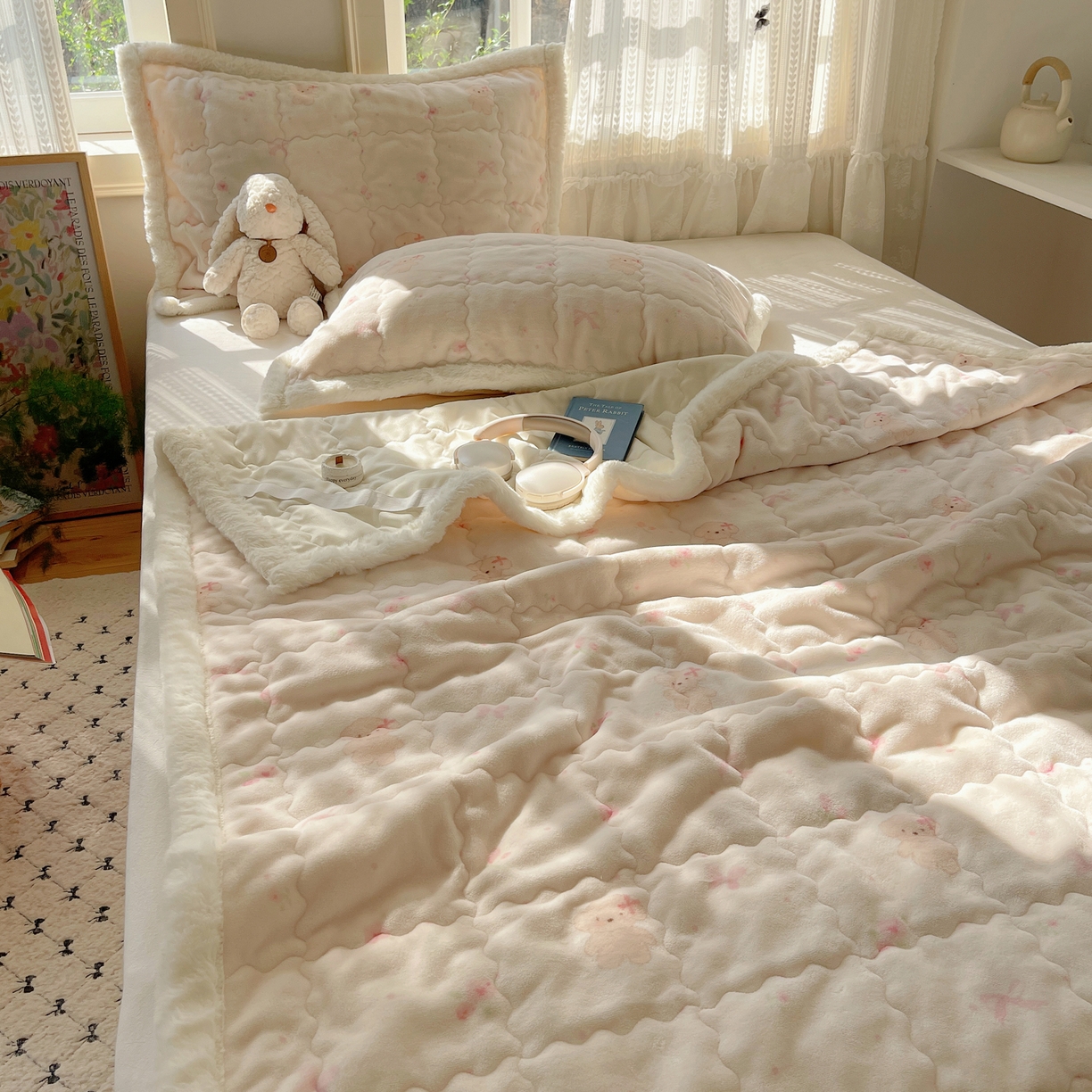 91家纺网 家纺一手货源 找家纺 红嘴企鹅 2025新款高克重牛奶绒印花床护垫床褥 可爱比熊