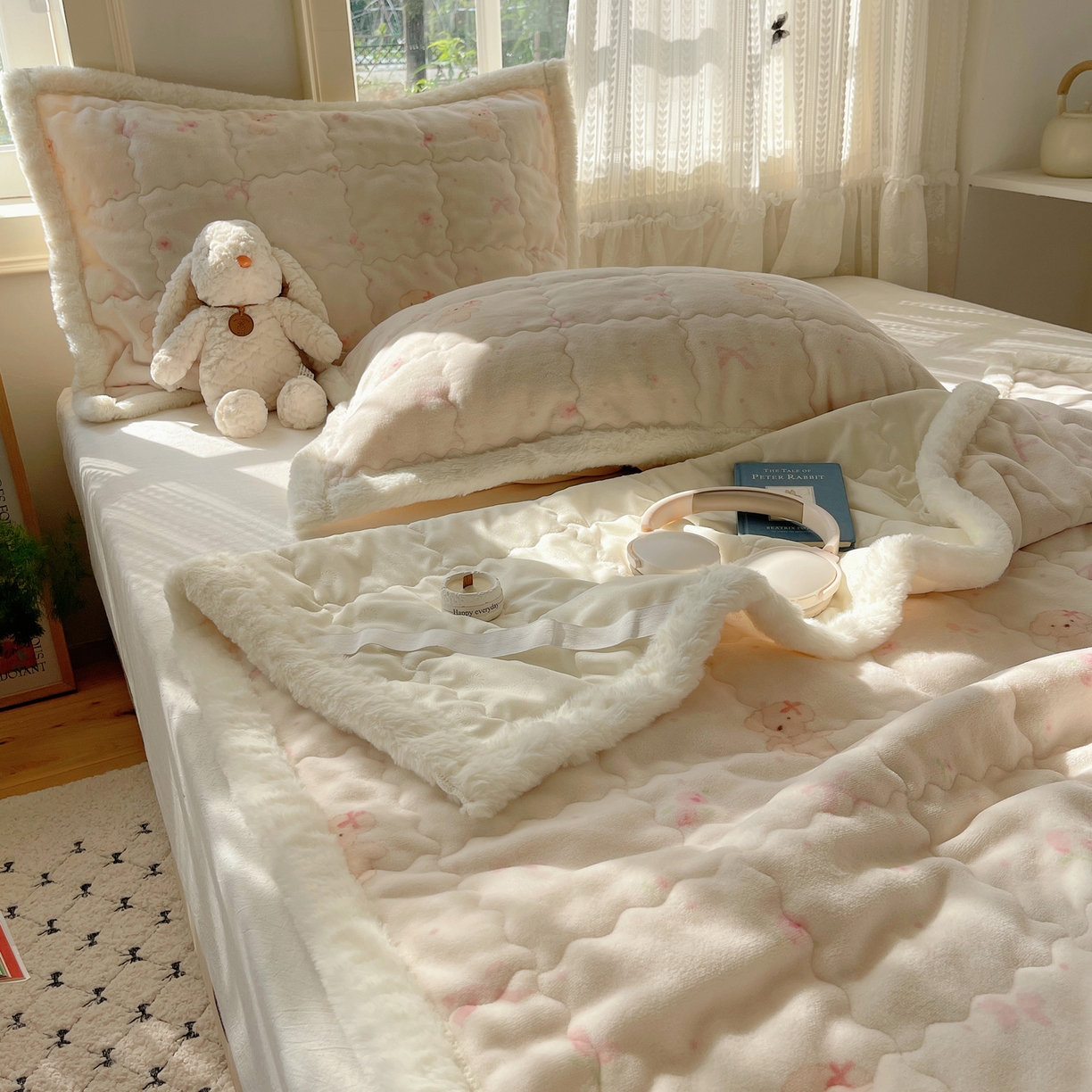 91家纺网 家纺一手货源 找家纺 红嘴企鹅 2025新款高克重牛奶绒印花床护垫床褥 可爱比熊