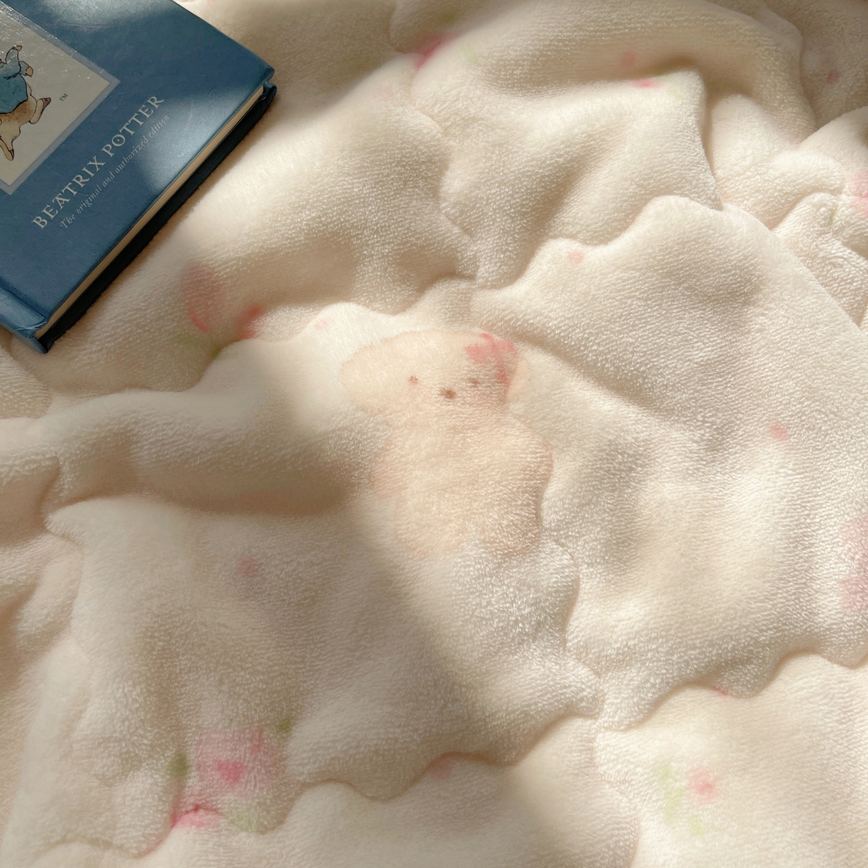 91家纺网 家纺一手货源 找家纺 红嘴企鹅 2025新款高克重牛奶绒印花床护垫床褥 可爱比熊