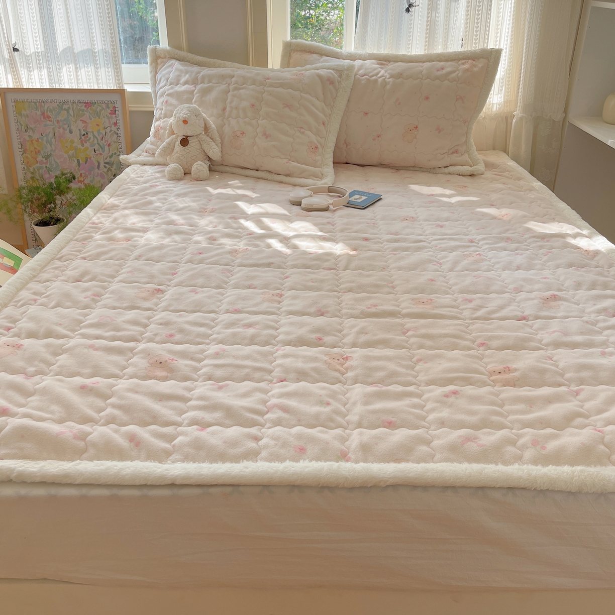 91家纺网 家纺一手货源 找家纺 红嘴企鹅 2025新款高克重牛奶绒印花床护垫床褥 可爱比熊