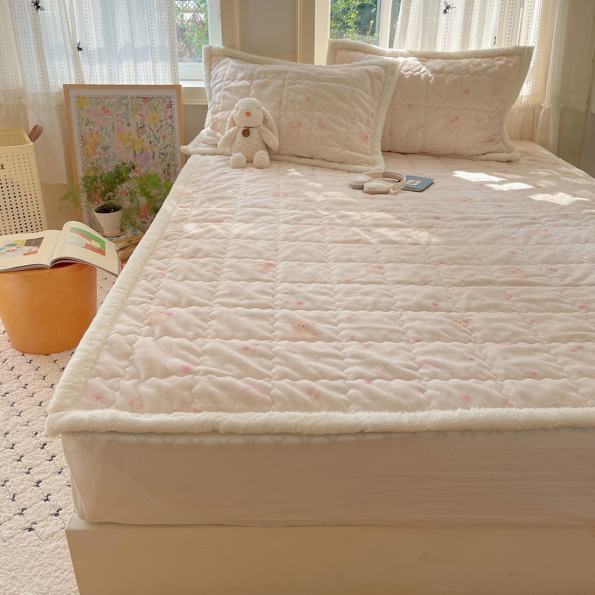 91家纺网 家纺一手货源 找家纺 红嘴企鹅 2025新款高克重牛奶绒印花床护垫床褥 可爱比熊