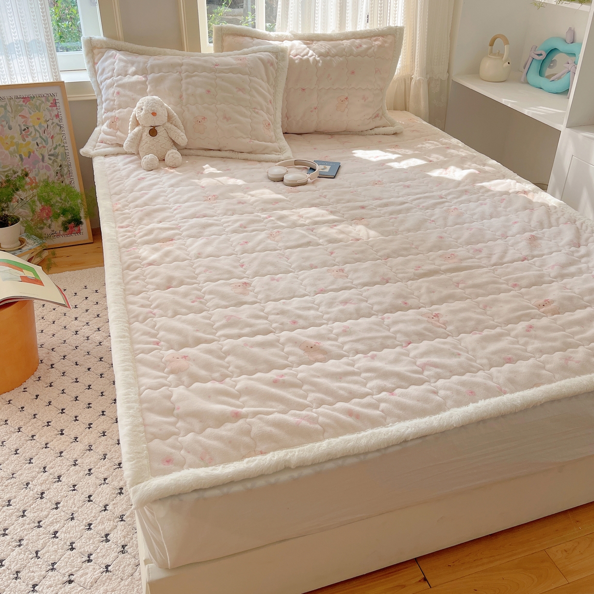 91家纺网 家纺一手货源 找家纺 红嘴企鹅 2025新款高克重牛奶绒印花床护垫床褥 可爱比熊