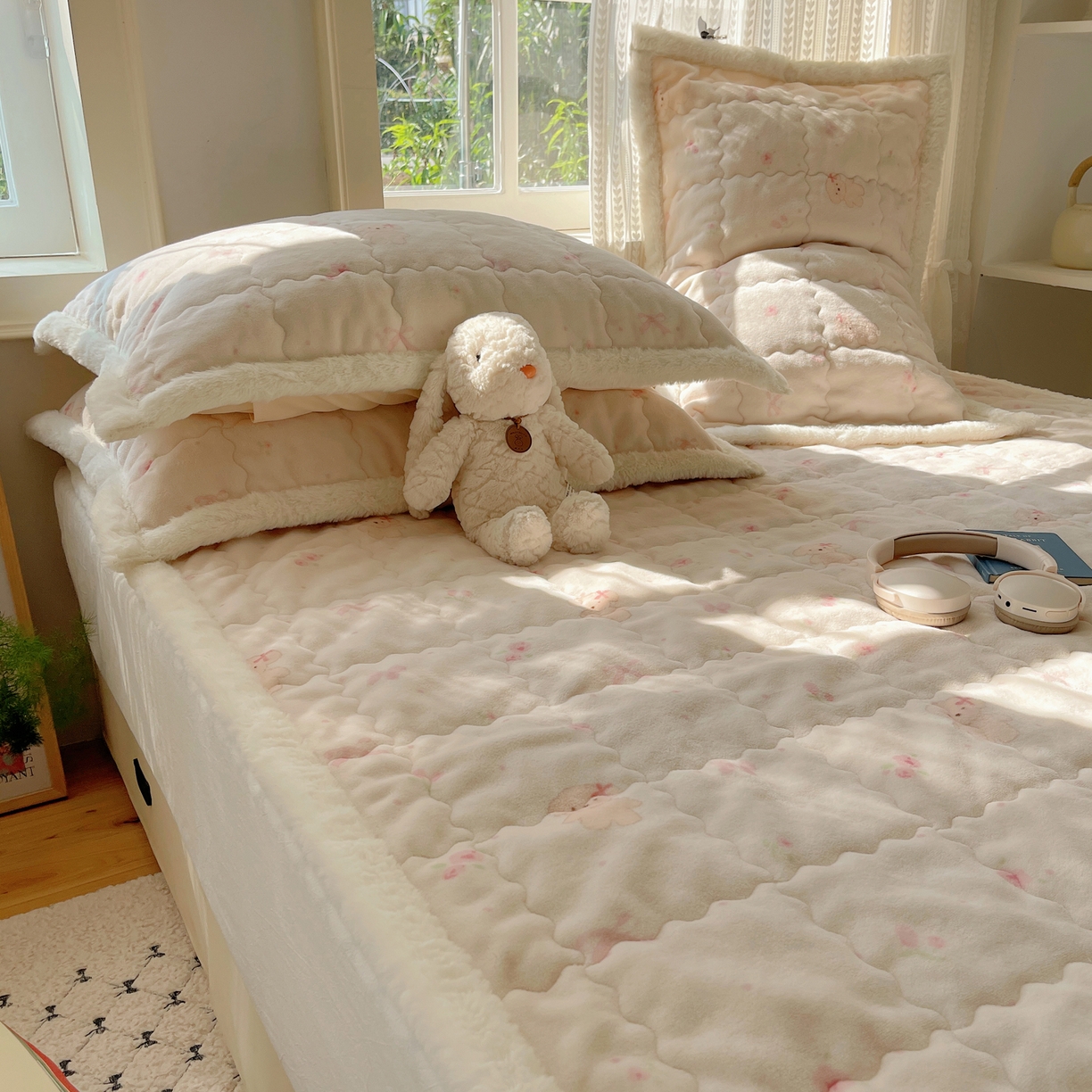 91家纺网 家纺一手货源 找家纺 红嘴企鹅 2025新款高克重牛奶绒印花床护垫床褥 可爱比熊