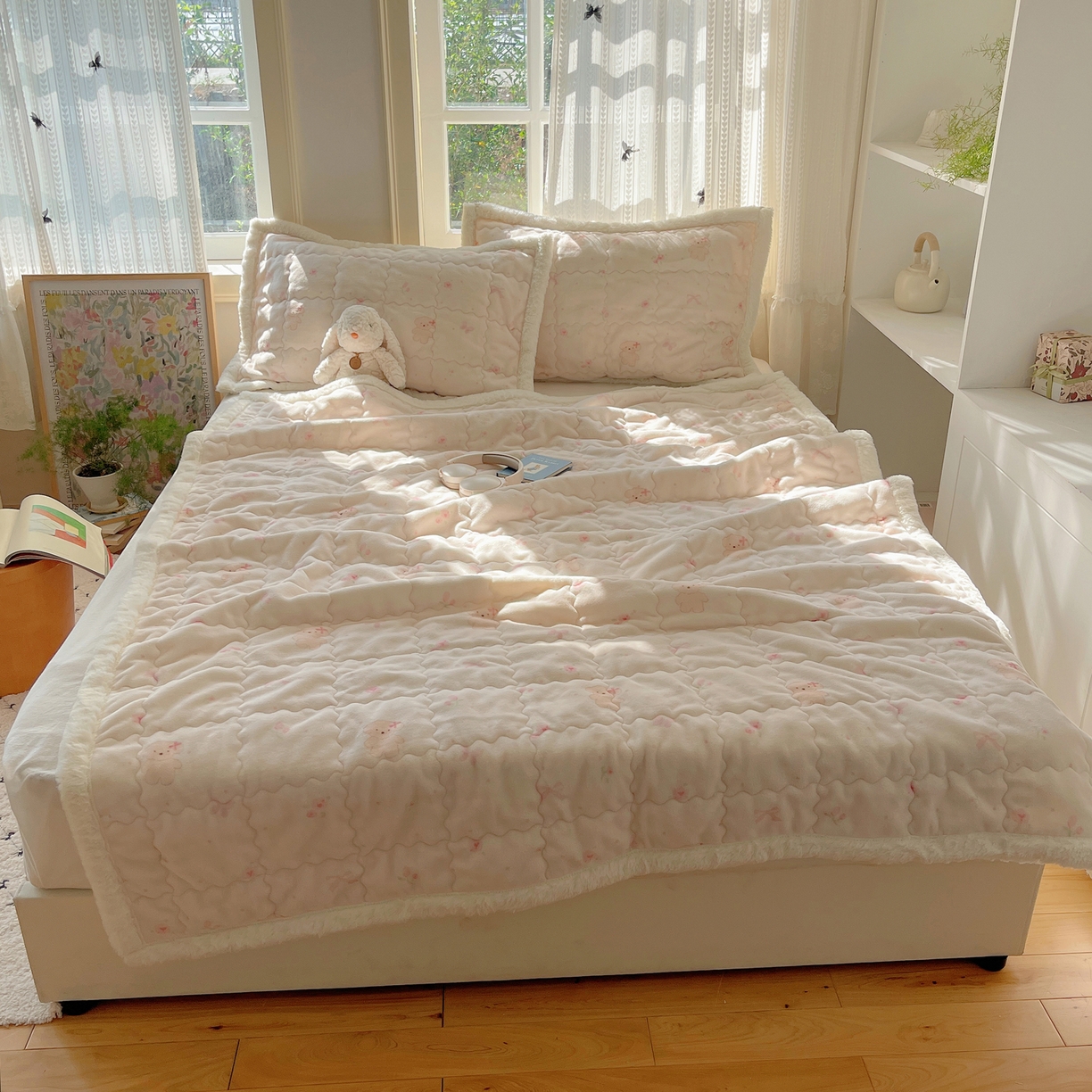 91家纺网 家纺一手货源 找家纺 红嘴企鹅 2025新款高克重牛奶绒印花床护垫床褥 可爱比熊