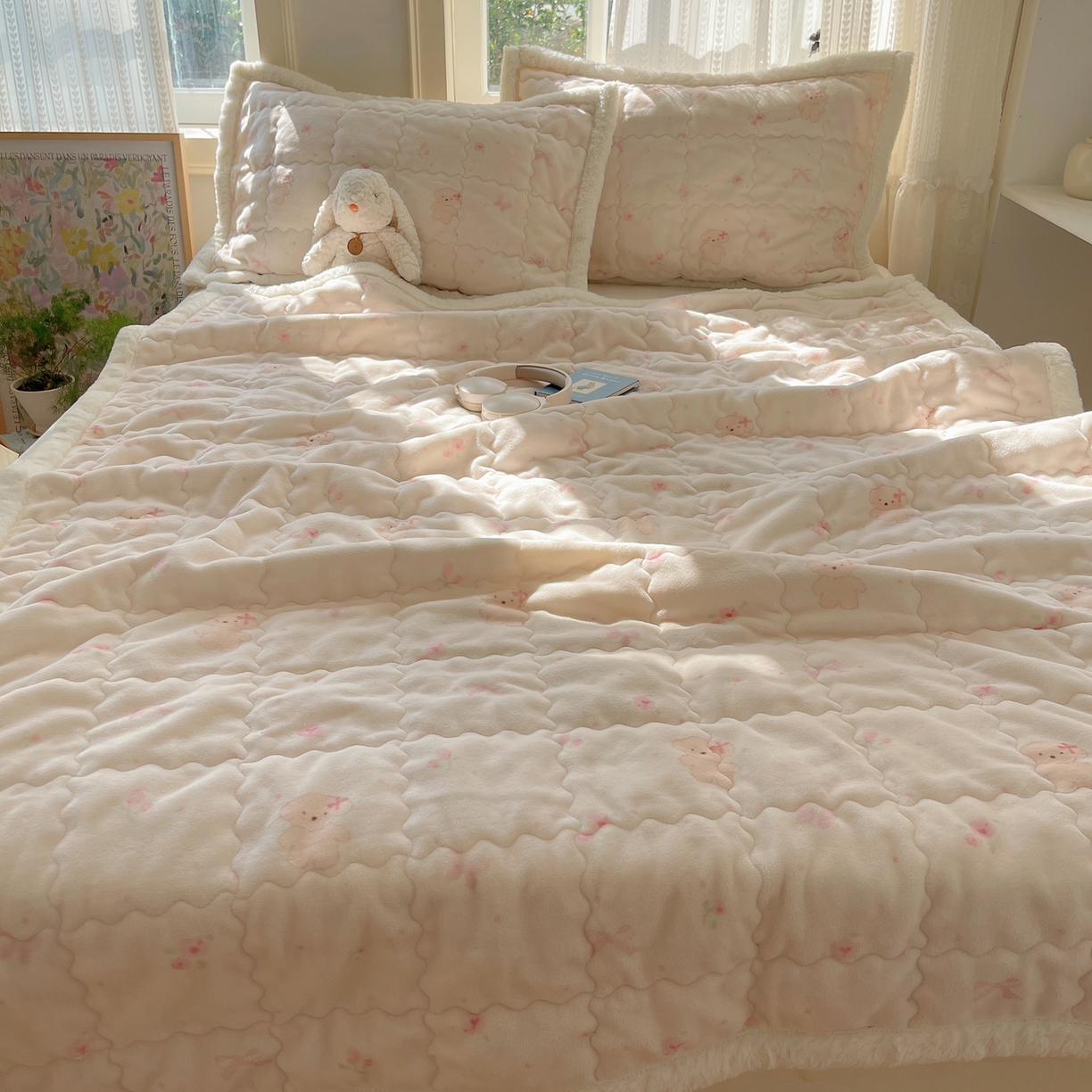 91家纺网 家纺一手货源 找家纺 红嘴企鹅 2025新款高克重牛奶绒印花床护垫床褥 可爱比熊