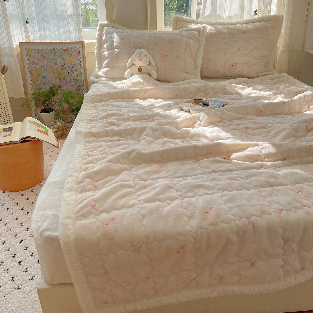 91家纺网 家纺一手货源 找家纺 红嘴企鹅 2025新款高克重牛奶绒印花床护垫床褥 可爱比熊