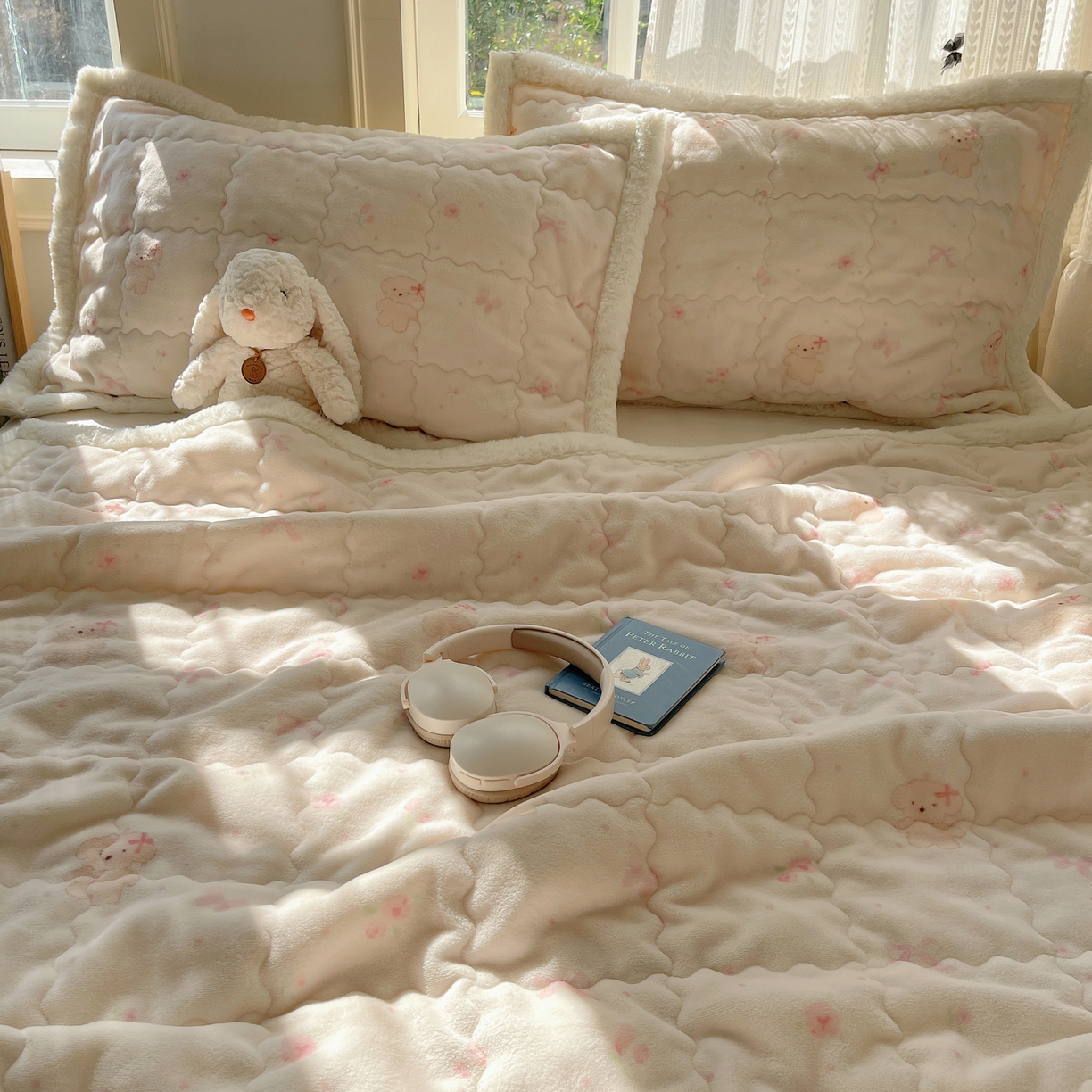 91家纺网 家纺一手货源 找家纺 红嘴企鹅 2025新款高克重牛奶绒印花床护垫床褥 可爱比熊