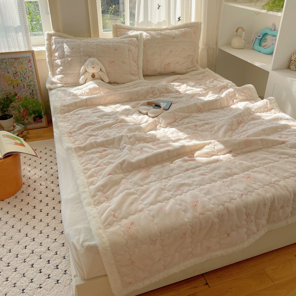 91家纺网 家纺一手货源 找家纺 红嘴企鹅 2025新款高克重牛奶绒印花床护垫床褥 可爱比熊