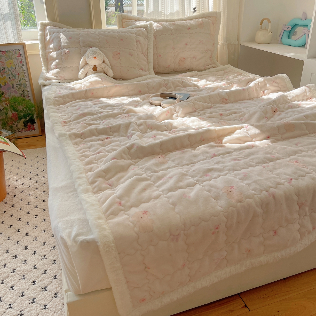 91家纺网 家纺一手货源 找家纺 红嘴企鹅 2025新款高克重牛奶绒印花床护垫床褥 可爱比熊