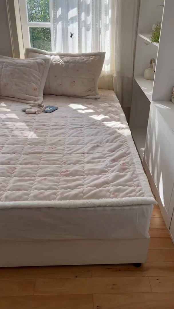 91家纺网 家纺一手货源 找家纺 红嘴企鹅 2025新款高克重牛奶绒印花床护垫床褥 可爱比熊