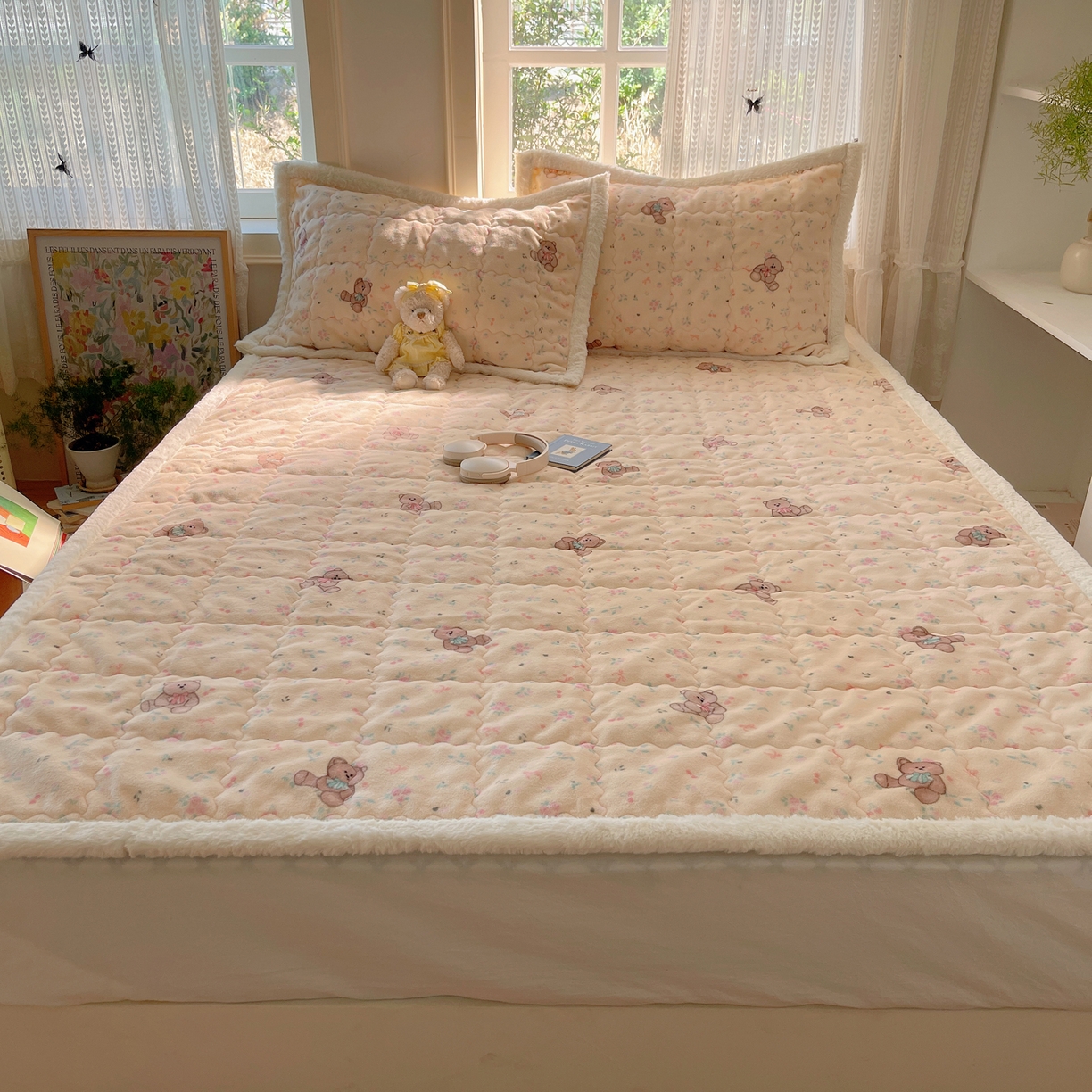 91家纺网 家纺一手货源 找家纺 红嘴企鹅 2025新款高克重牛奶绒印花床护垫床褥 萌萌熊