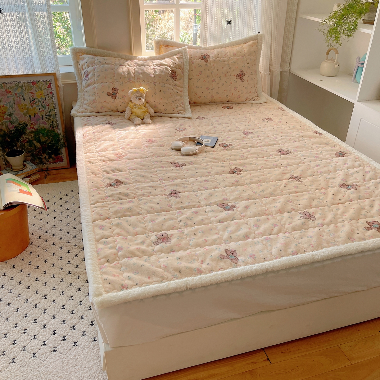 91家纺网 家纺一手货源 找家纺 红嘴企鹅 2025新款高克重牛奶绒印花床护垫床褥 萌萌熊