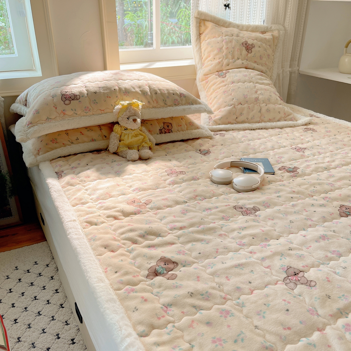 91家纺网 家纺一手货源 找家纺 红嘴企鹅 2025新款高克重牛奶绒印花床护垫床褥 萌萌熊