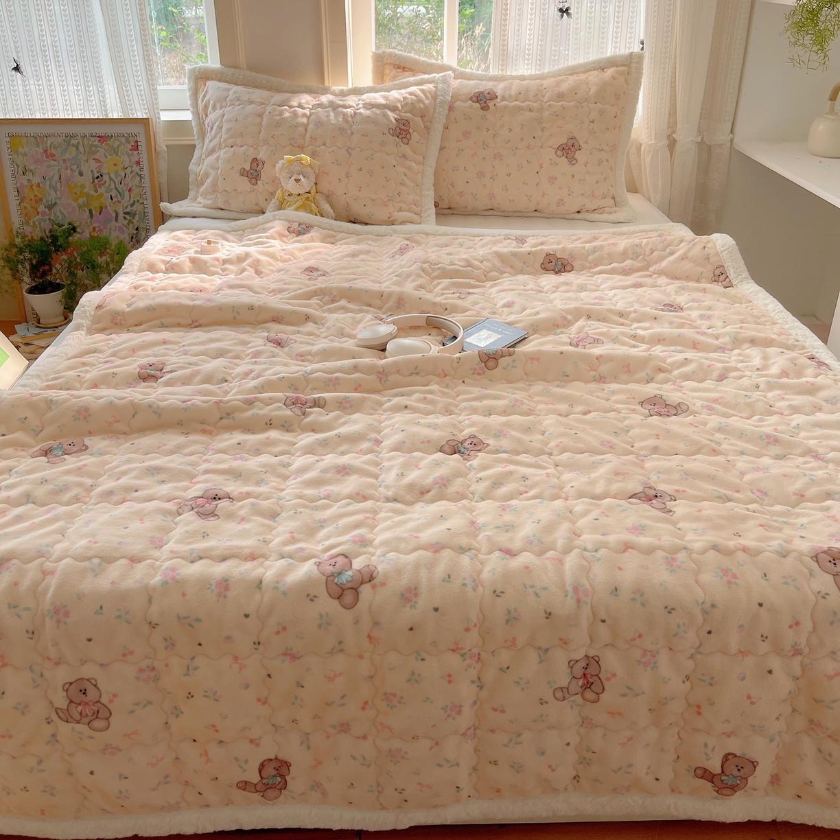 91家纺网 家纺一手货源 找家纺 红嘴企鹅 2025新款高克重牛奶绒印花床护垫床褥 萌萌熊