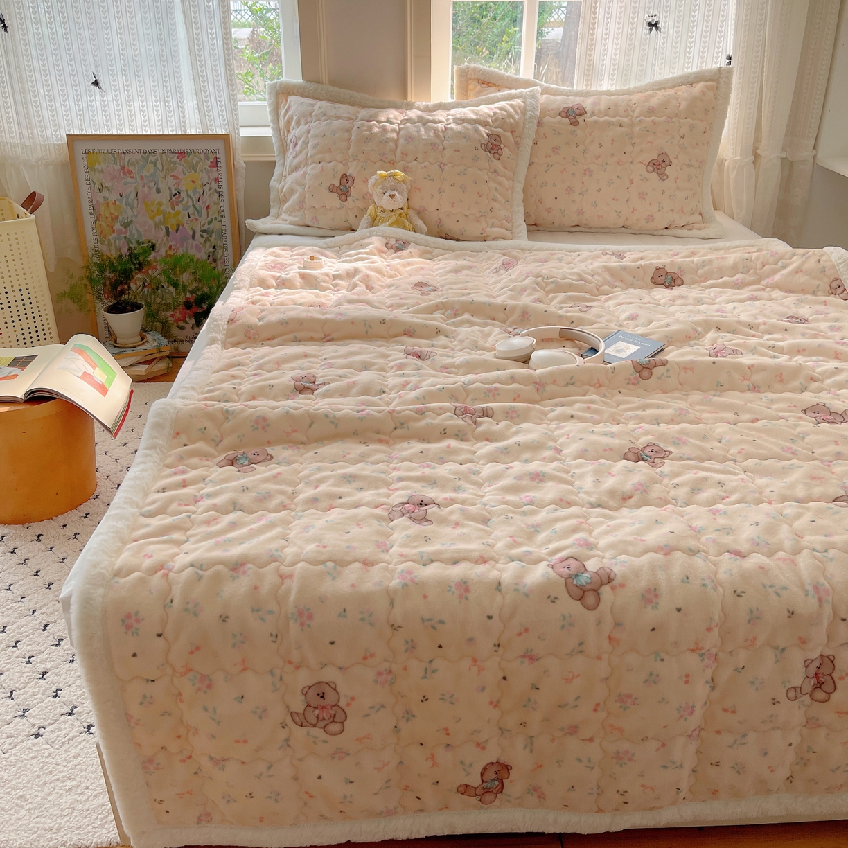 91家纺网 家纺一手货源 找家纺 红嘴企鹅 2025新款高克重牛奶绒印花床护垫床褥 萌萌熊