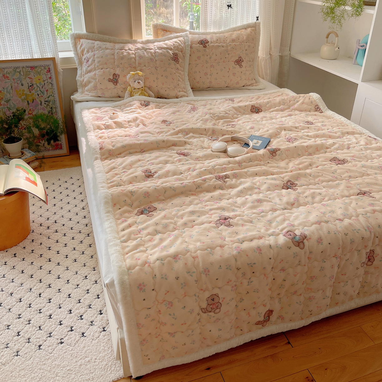 91家纺网 家纺一手货源 找家纺 红嘴企鹅 2025新款高克重牛奶绒印花床护垫床褥 萌萌熊