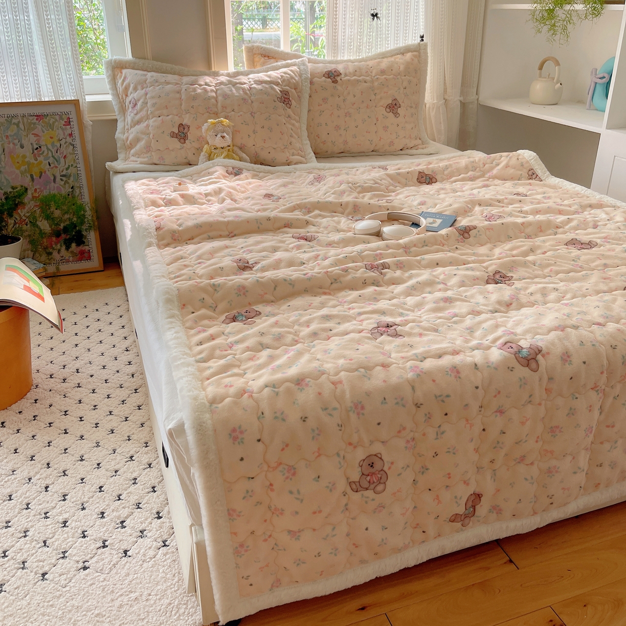 91家纺网 家纺一手货源 找家纺 红嘴企鹅 2025新款高克重牛奶绒印花床护垫床褥 萌萌熊