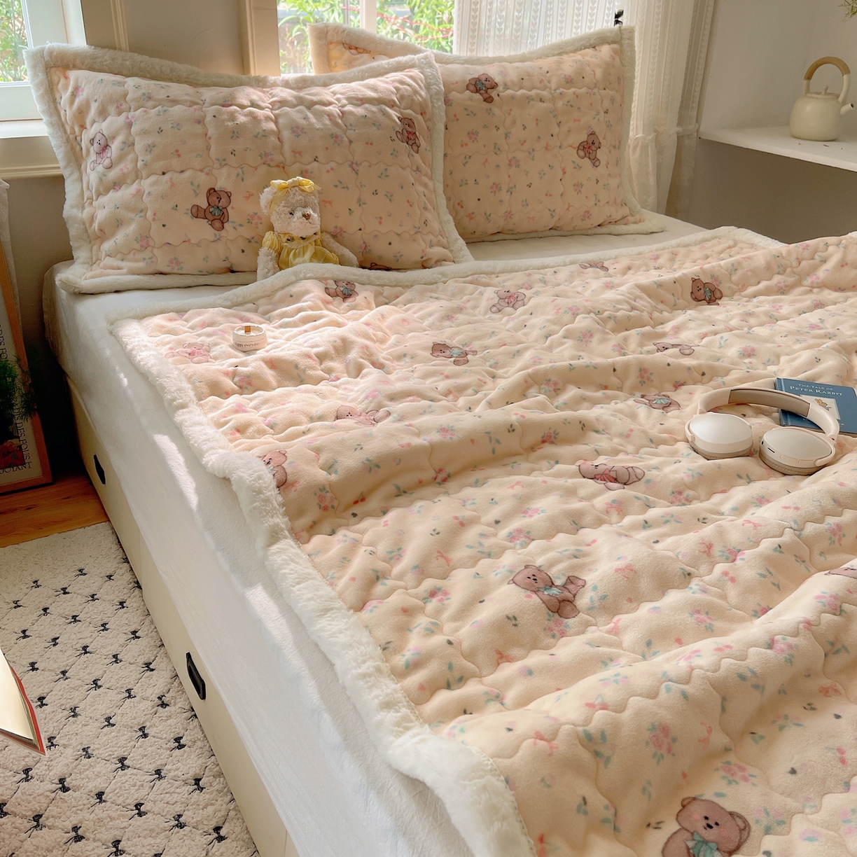 91家纺网 家纺一手货源 找家纺 红嘴企鹅 2025新款高克重牛奶绒印花床护垫床褥 萌萌熊