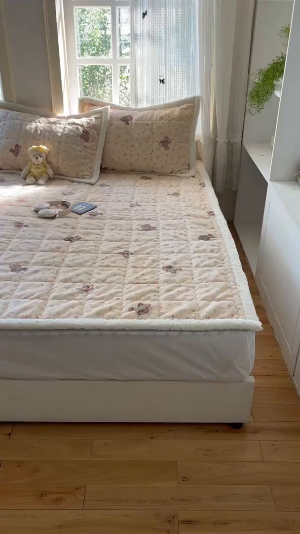 91家纺网 家纺一手货源 找家纺 红嘴企鹅 2025新款高克重牛奶绒印花床护垫床褥 萌萌熊