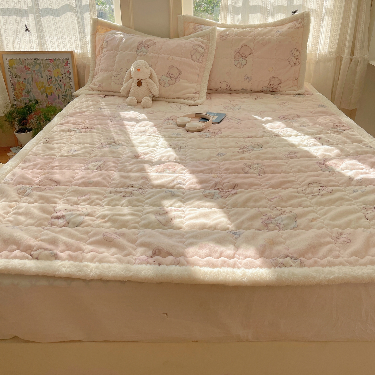 91家纺网 家纺一手货源 找家纺 红嘴企鹅 2025新款高克重牛奶绒印花床护垫床褥 梦幻小熊