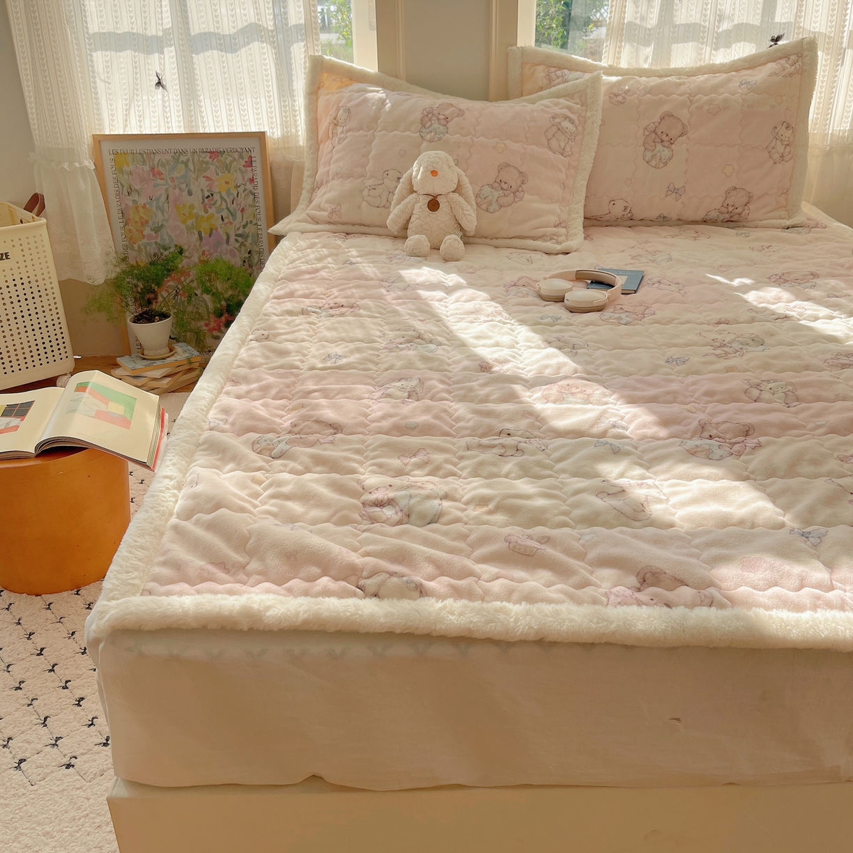 91家纺网 家纺一手货源 找家纺 红嘴企鹅 2025新款高克重牛奶绒印花床护垫床褥 梦幻小熊