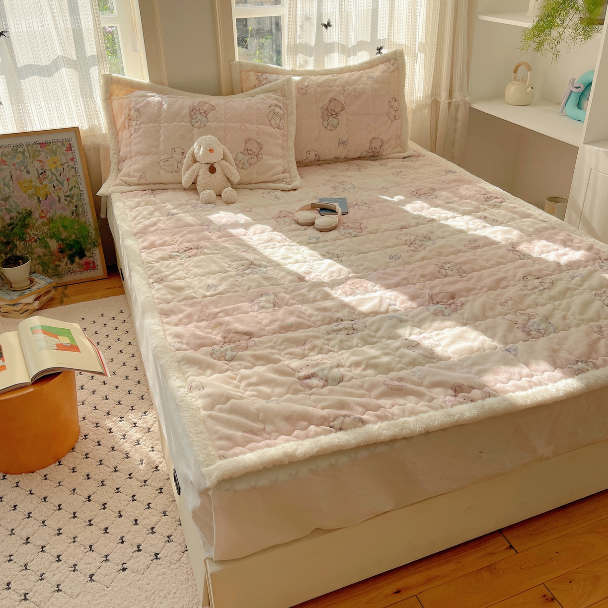 91家纺网 家纺一手货源 找家纺 红嘴企鹅 2025新款高克重牛奶绒印花床护垫床褥 梦幻小熊