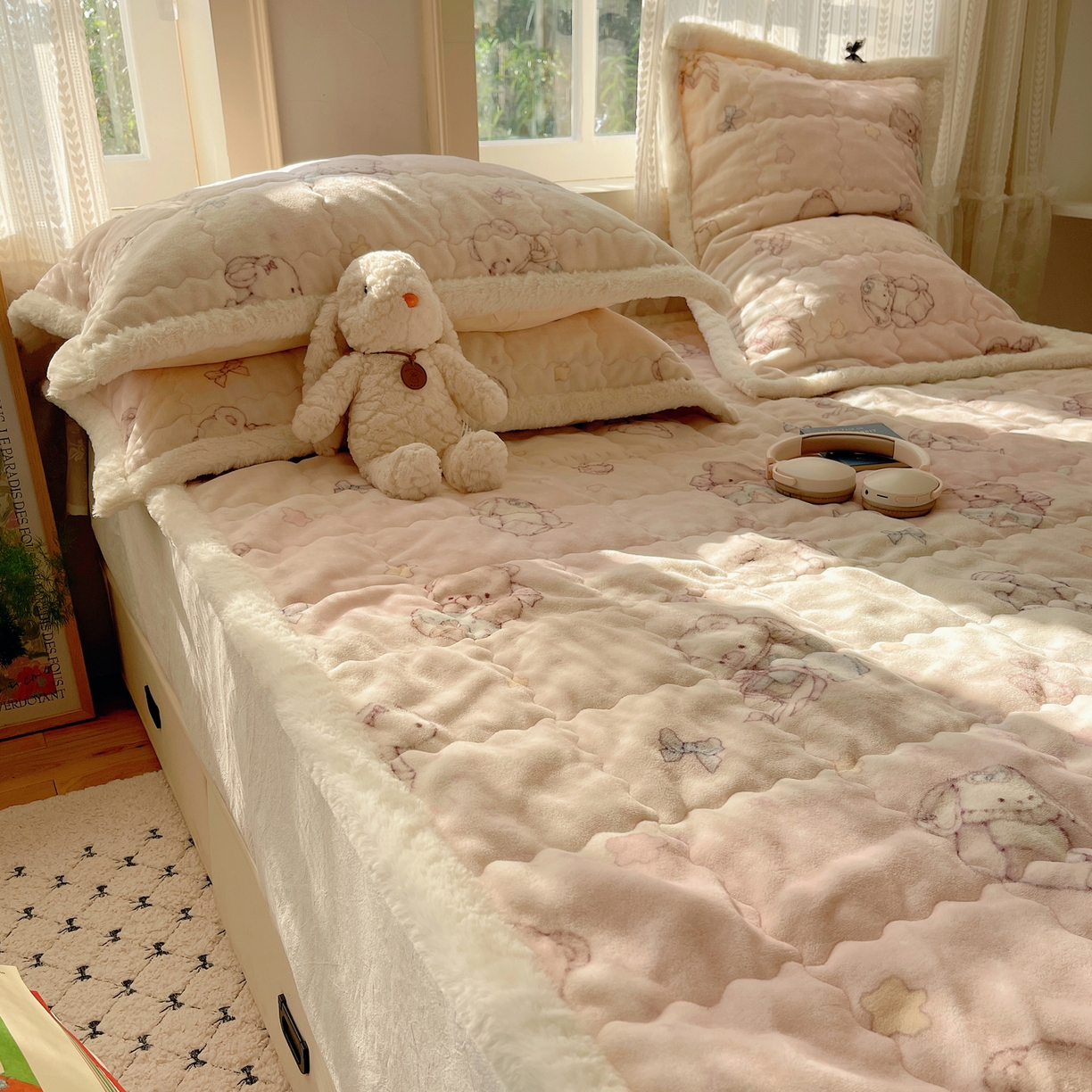 91家纺网 家纺一手货源 找家纺 红嘴企鹅 2025新款高克重牛奶绒印花床护垫床褥 梦幻小熊