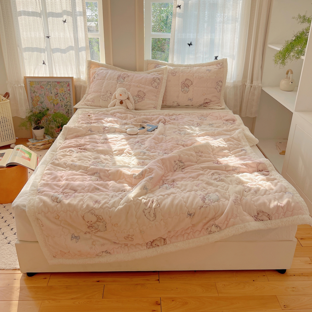 91家纺网 家纺一手货源 找家纺 红嘴企鹅 2025新款高克重牛奶绒印花床护垫床褥 梦幻小熊