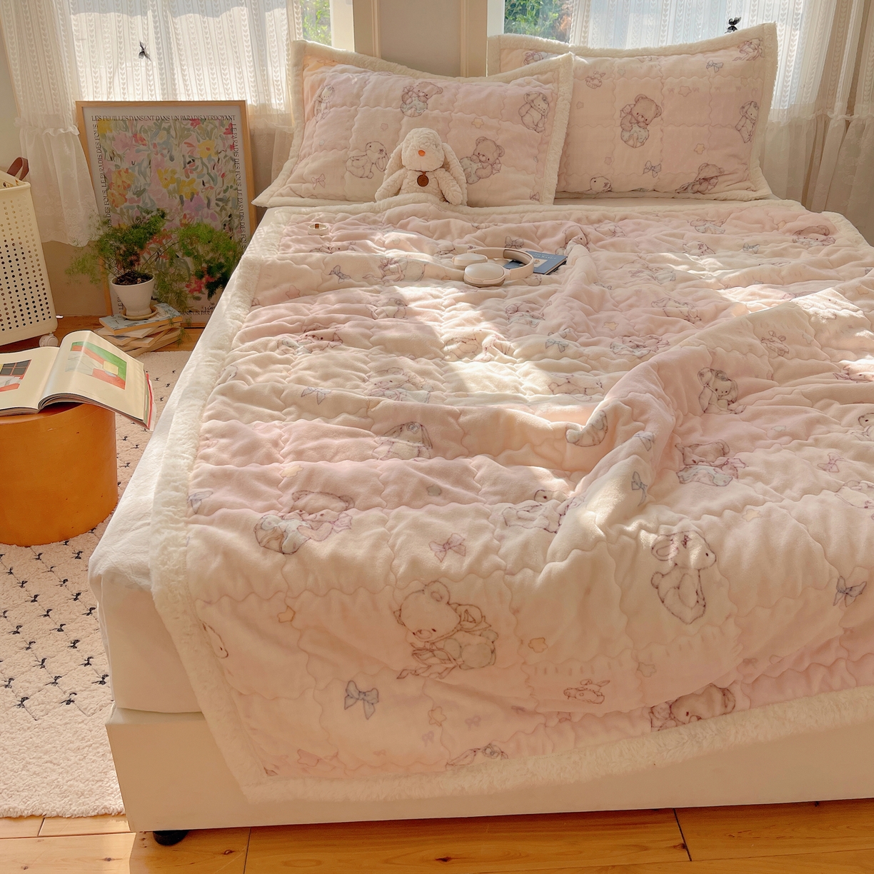 91家纺网 家纺一手货源 找家纺 红嘴企鹅 2025新款高克重牛奶绒印花床护垫床褥 梦幻小熊