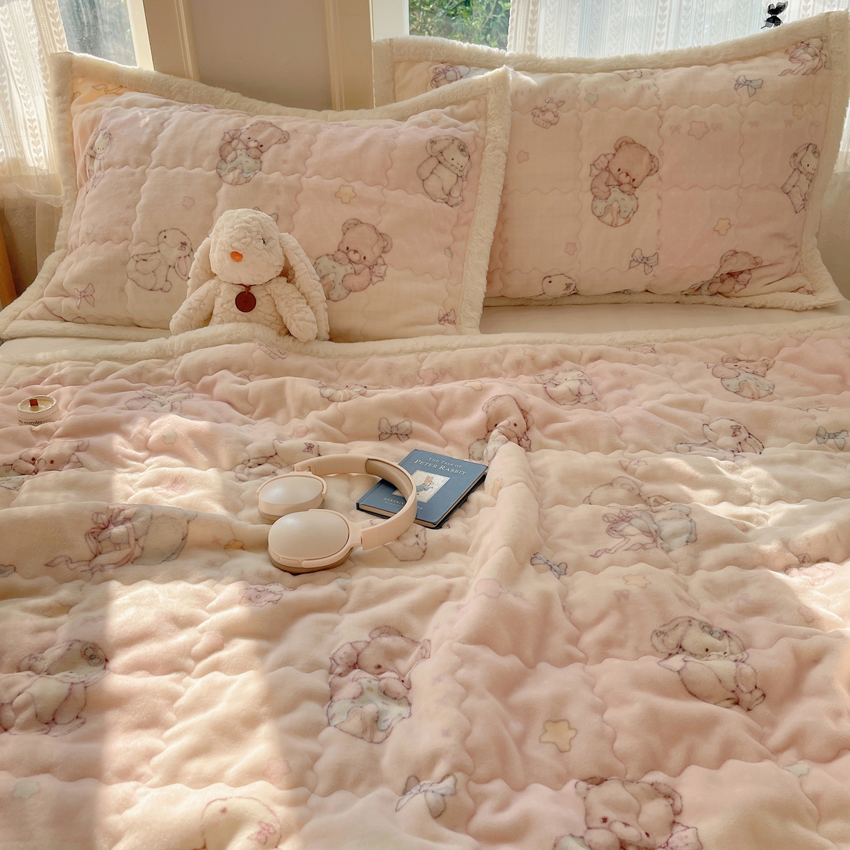 91家纺网 家纺一手货源 找家纺 红嘴企鹅 2025新款高克重牛奶绒印花床护垫床褥 梦幻小熊