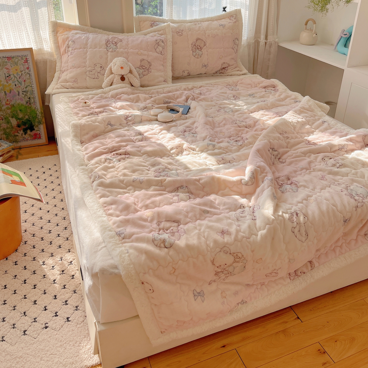 91家纺网 家纺一手货源 找家纺 红嘴企鹅 2025新款高克重牛奶绒印花床护垫床褥 梦幻小熊