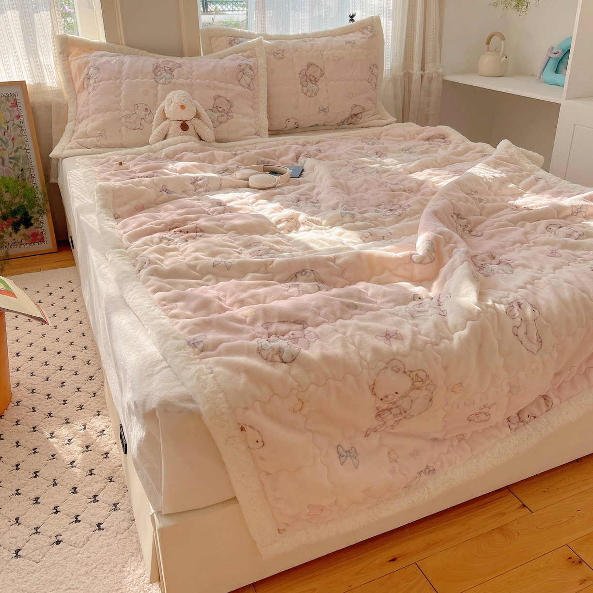 91家纺网 家纺一手货源 找家纺 红嘴企鹅 2025新款高克重牛奶绒印花床护垫床褥 梦幻小熊