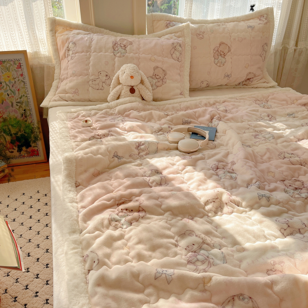 91家纺网 家纺一手货源 找家纺 红嘴企鹅 2025新款高克重牛奶绒印花床护垫床褥 梦幻小熊