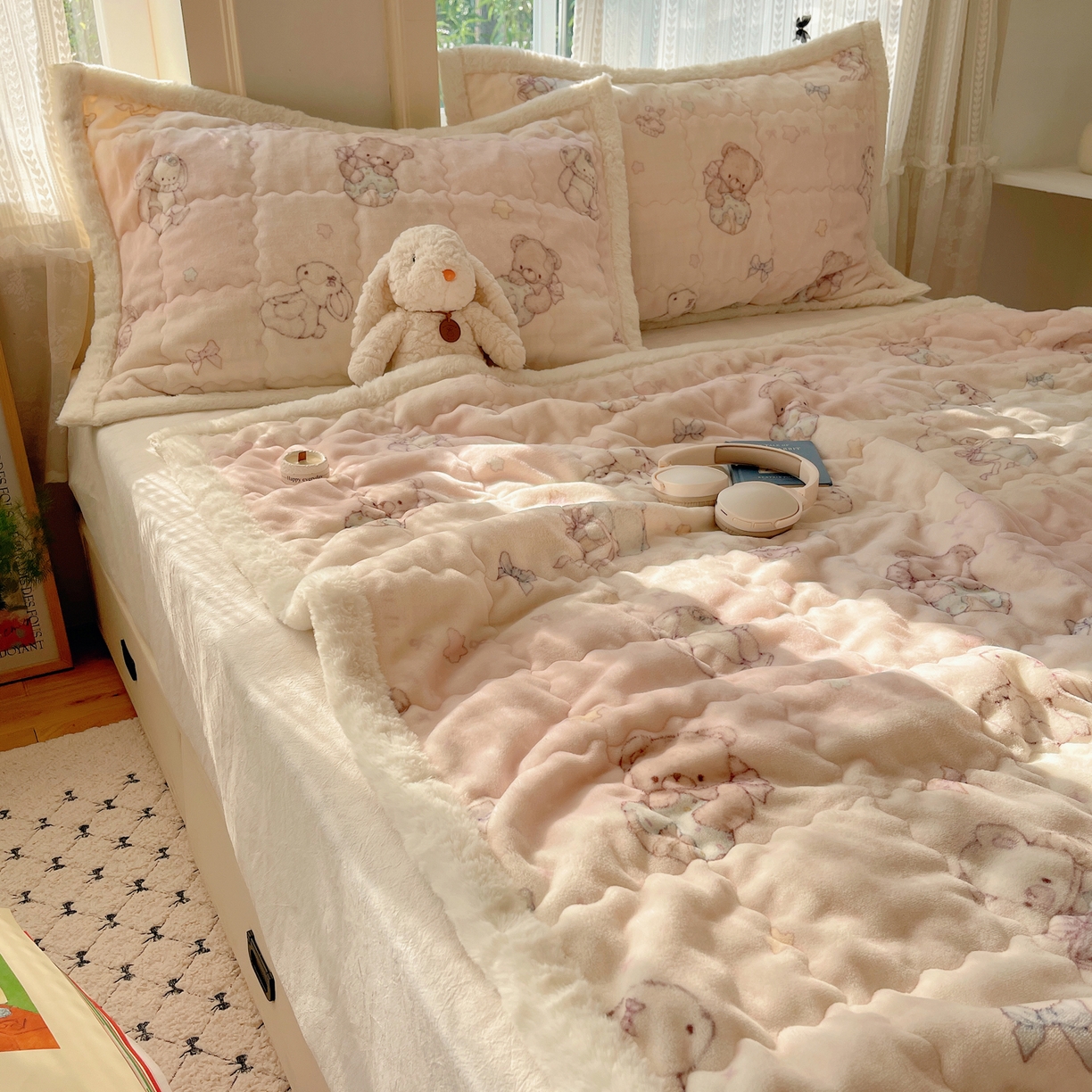 91家纺网 家纺一手货源 找家纺 红嘴企鹅 2025新款高克重牛奶绒印花床护垫床褥 梦幻小熊