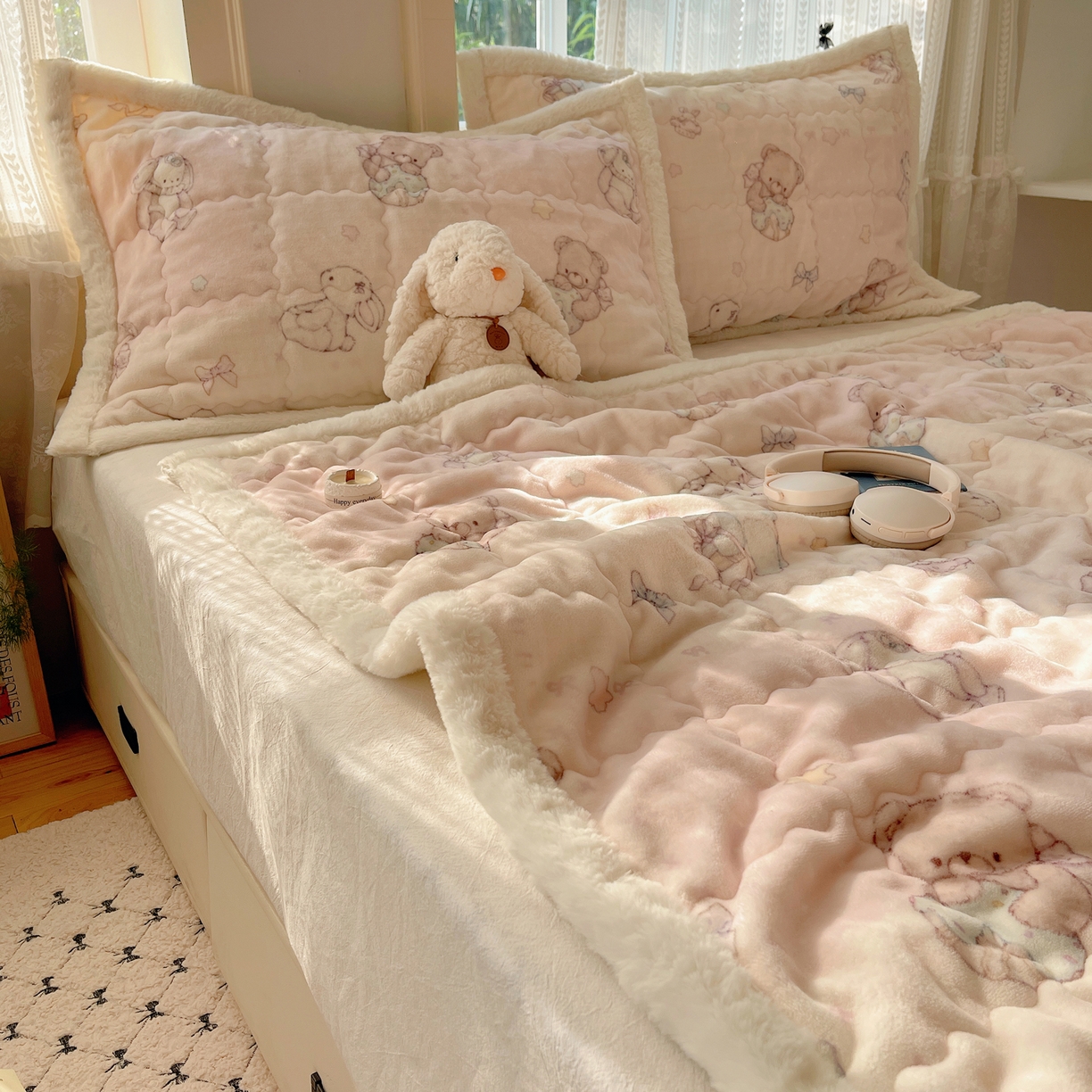 91家纺网 家纺一手货源 找家纺 红嘴企鹅 2025新款高克重牛奶绒印花床护垫床褥 梦幻小熊