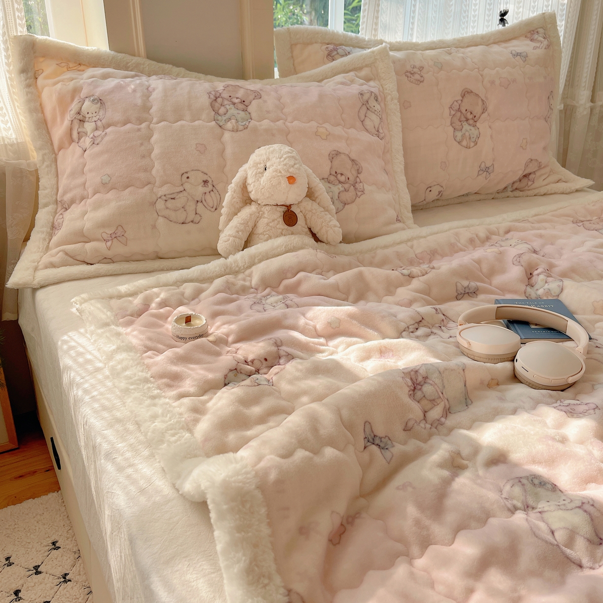 91家纺网 家纺一手货源 找家纺 红嘴企鹅 2025新款高克重牛奶绒印花床护垫床褥 梦幻小熊