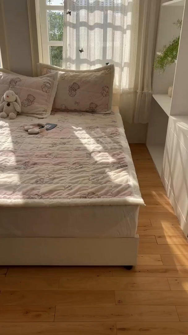 91家纺网 家纺一手货源 找家纺 红嘴企鹅 2025新款高克重牛奶绒印花床护垫床褥 梦幻小熊