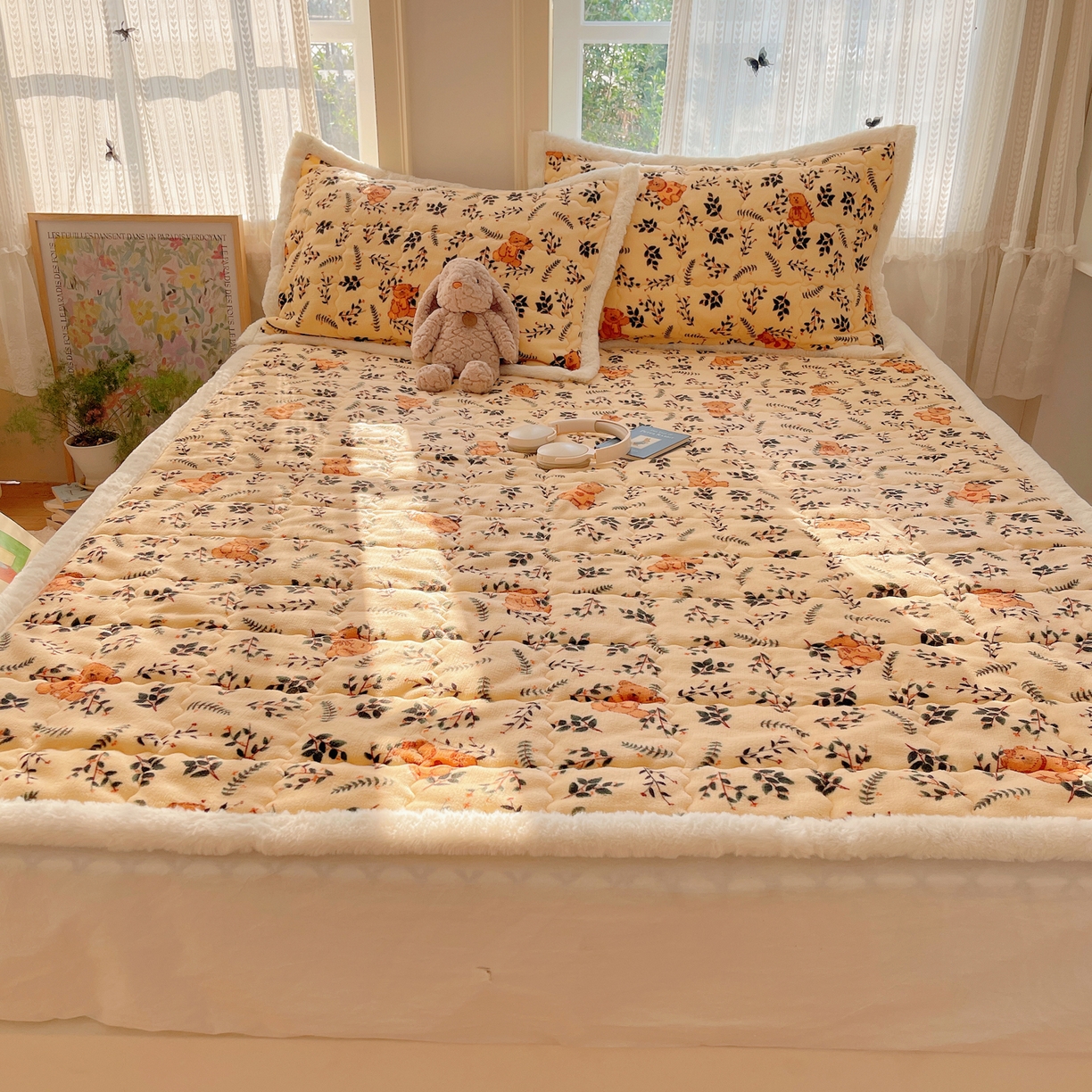 91家纺网 家纺一手货源 找家纺 红嘴企鹅 2025新款高克重牛奶绒印花床护垫床褥 摩卡熊