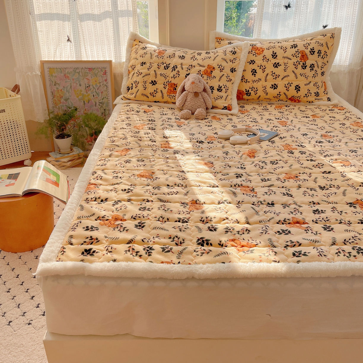 91家纺网 家纺一手货源 找家纺 红嘴企鹅 2025新款高克重牛奶绒印花床护垫床褥 摩卡熊