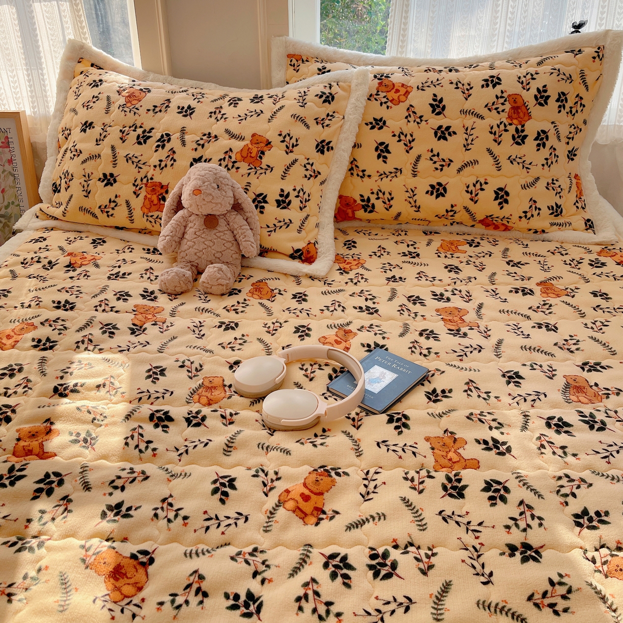 91家纺网 家纺一手货源 找家纺 红嘴企鹅 2025新款高克重牛奶绒印花床护垫床褥 摩卡熊