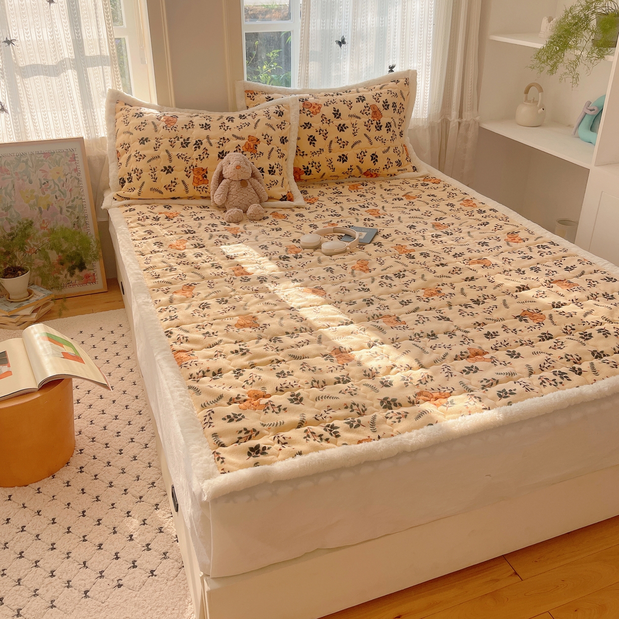 91家纺网 家纺一手货源 找家纺 红嘴企鹅 2025新款高克重牛奶绒印花床护垫床褥 摩卡熊