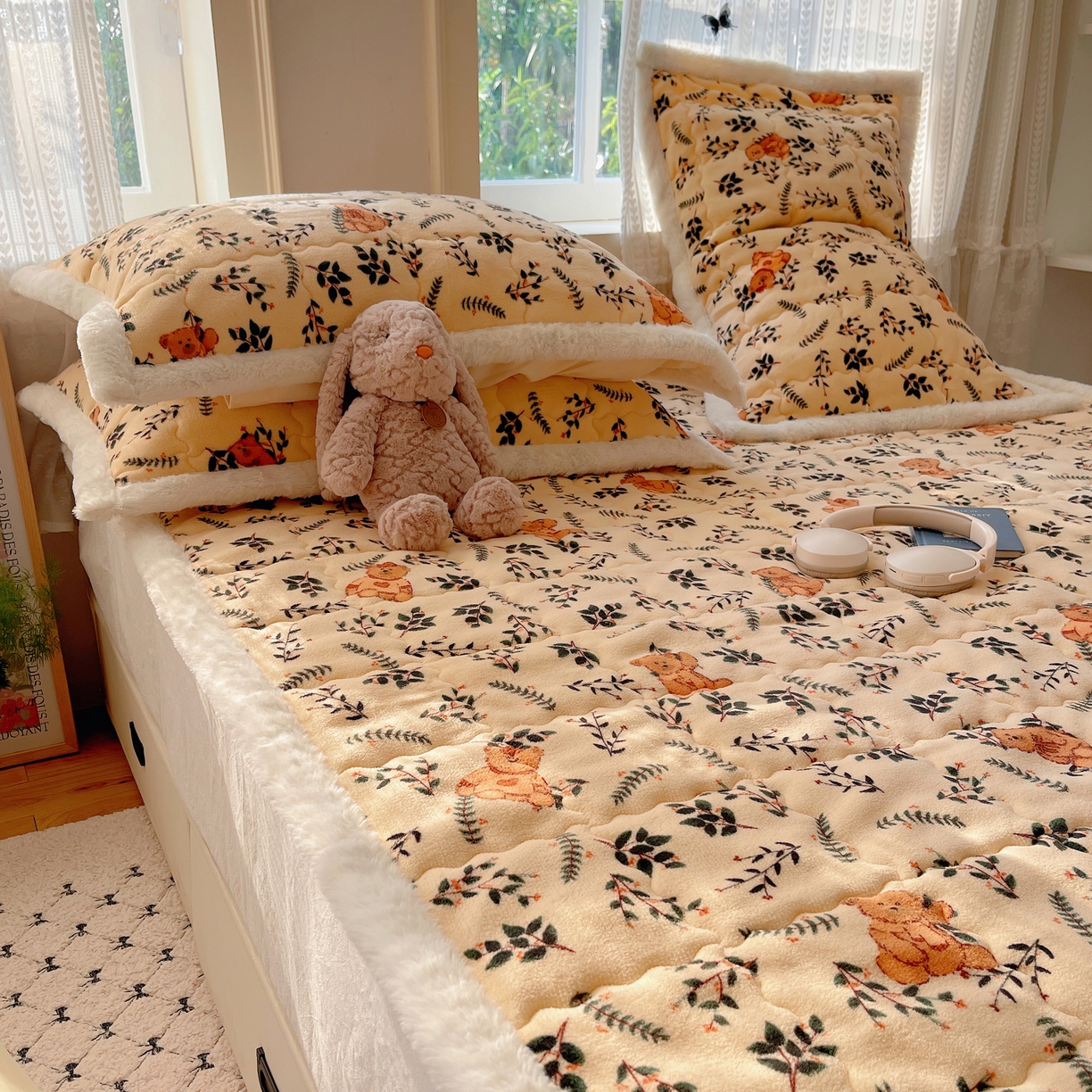 91家纺网 家纺一手货源 找家纺 红嘴企鹅 2025新款高克重牛奶绒印花床护垫床褥 摩卡熊